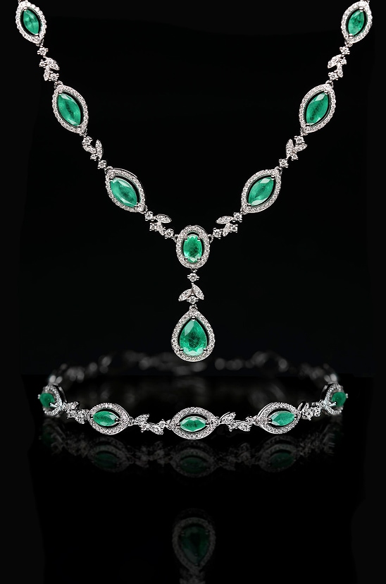 White gold necklace and bracelet with diamonds and emeralds