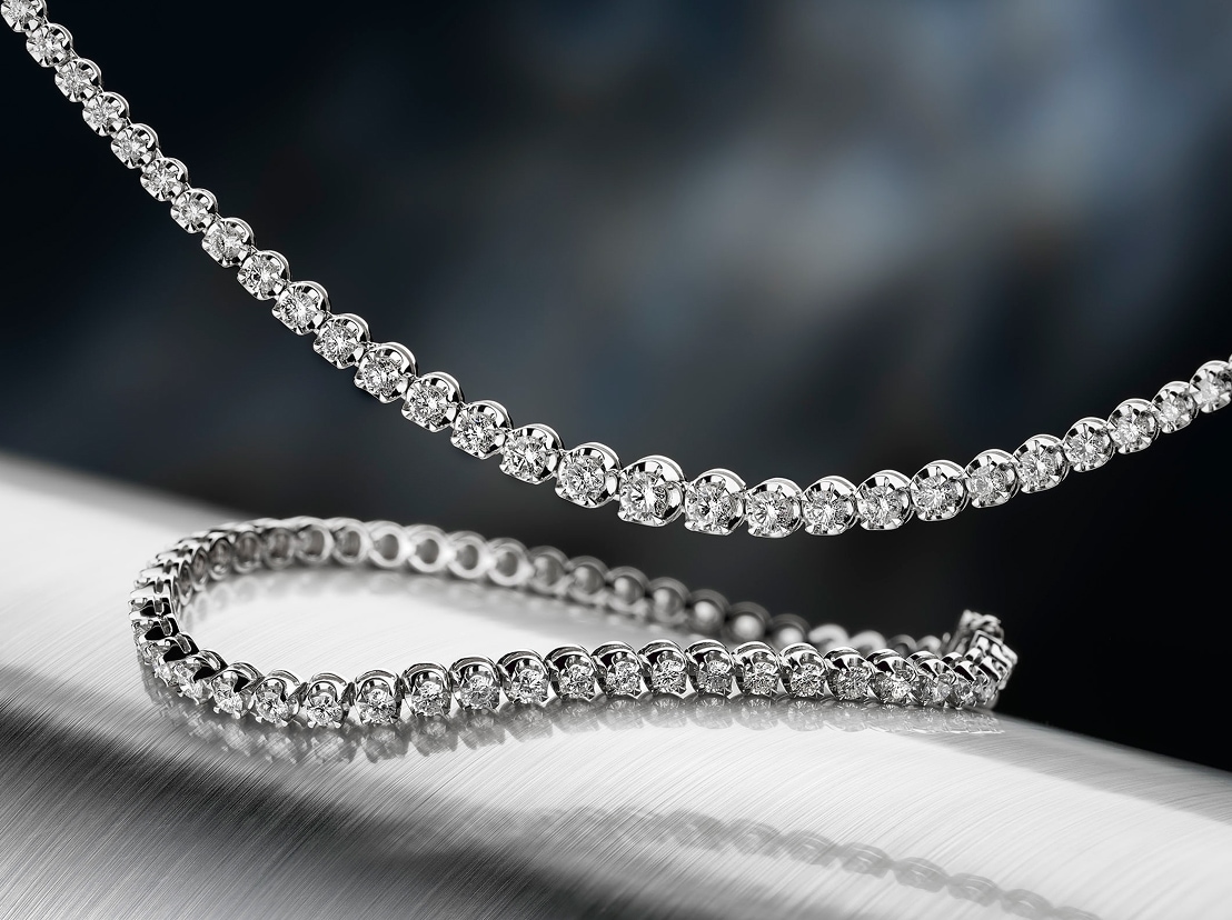 White gold necklaces and bracelets with diamonds