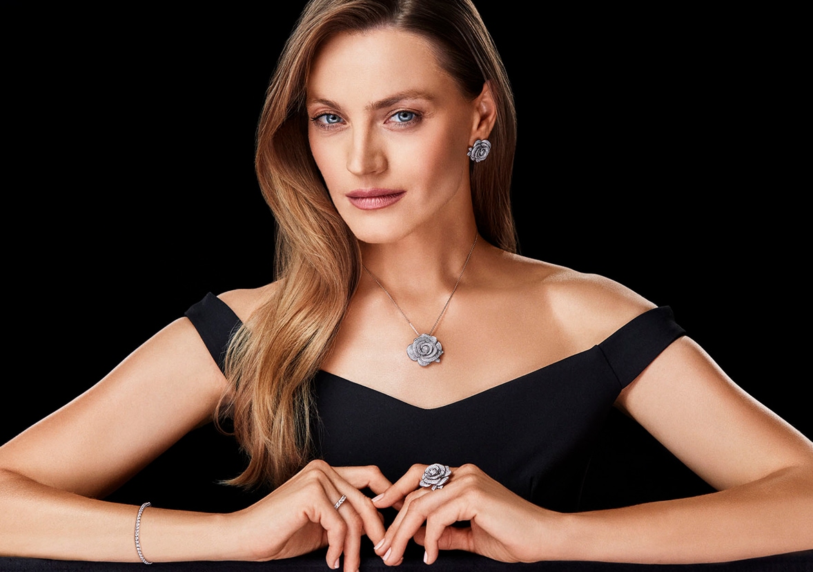 Anna Jagodzińska presents white gold jewelry with diamonds - roses