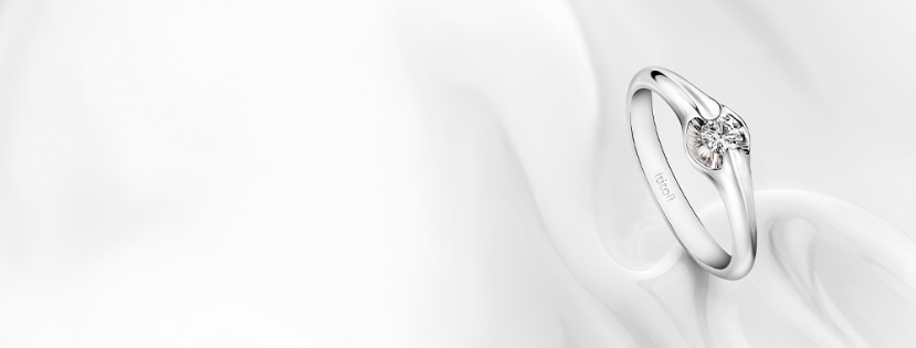 White gold ring with brilliant